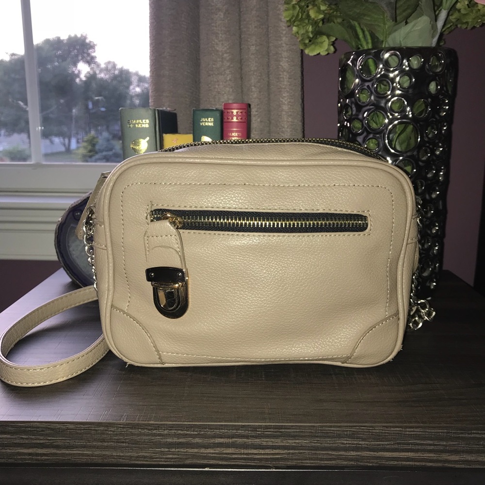 Francesca’s Beige Camera Bag